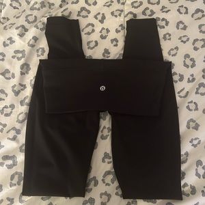 SOLD. LULULEMON wunder under leggings. Size 4. never worn.